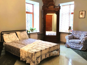 Starinnaya 2-Komnatnaya Kvartira U Dvortsa S Parkovkoy Apartments