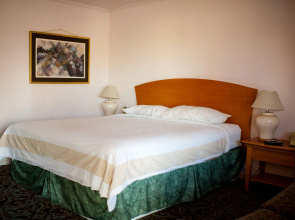 Emerald Inn & Lounge