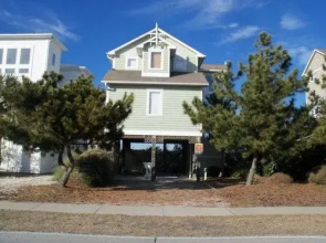 Marsh Manor 3 Br home by RedAwning