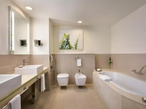 Traders Hotel, Qaryat Al Beri