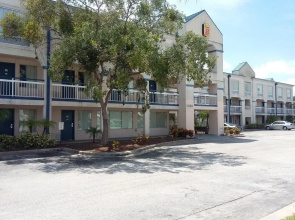 Super 8 by Wyndham Orlando Near Florida Mall