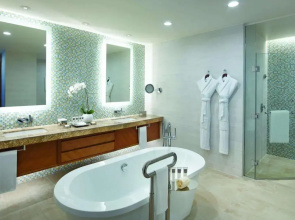 Отель Swissotel Al Ghurair 
