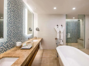 Отель Swissotel Al Ghurair 