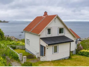 House by the sea Reine, Lofoten