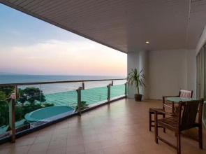 Royal Beach View Suites