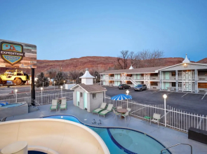 Expedition Lodge