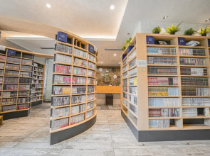 Quintessa Hotel Tokyo Haneda Comic & Books