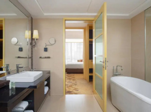 Отель Courtyard by Marriott Shanghai Central