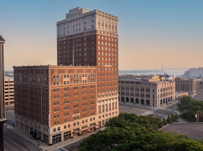 DoubleTree Suites by Hilton Hotel Detroit Downtown - Fort Shelby