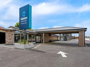 Clarion Pointe Hotel