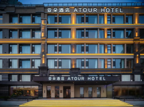 Dalian Xinghai Square Century City Sculpture Sea View Atour Hotel