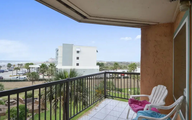 Hula Hut 1 Br condo by RedAwning