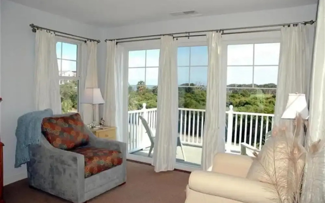 165 Giraffic Park 4 Br home by RedAwning