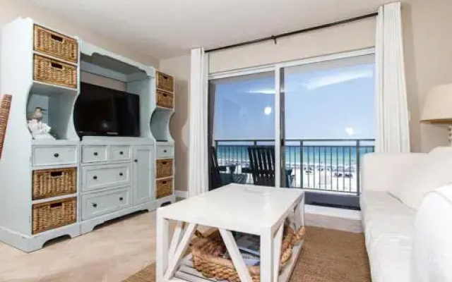 Pelican Isle 212 by RedAwning