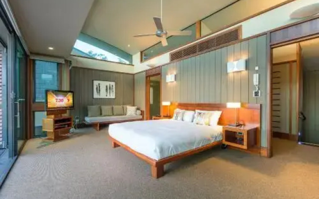 Yacht Club Villa