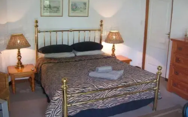 Oaktree Lodge Guest House