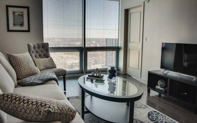 Luxurious 1BR Apt In Uptown High-Rise
