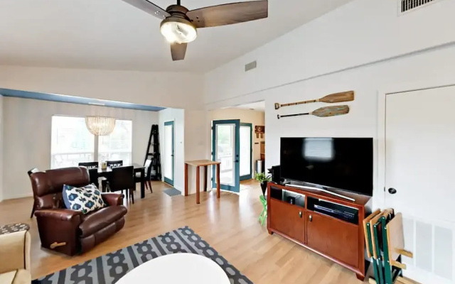 Lakefront Haven - 3 Br Home