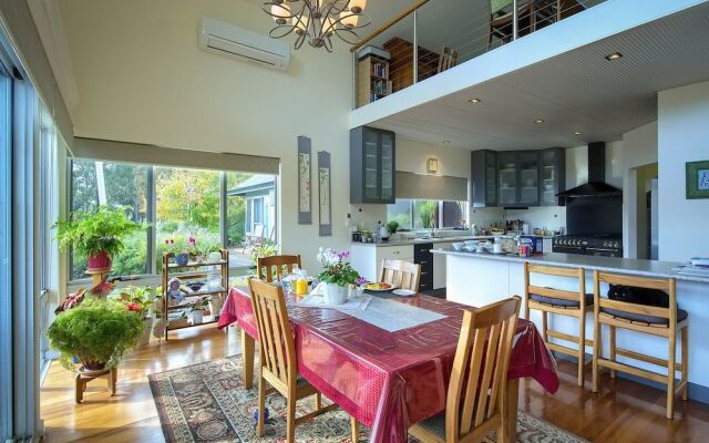 Glenelg on King Bed & Breakfast