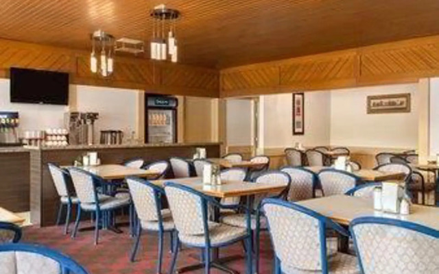 Travelodge Hanna Canada Grey