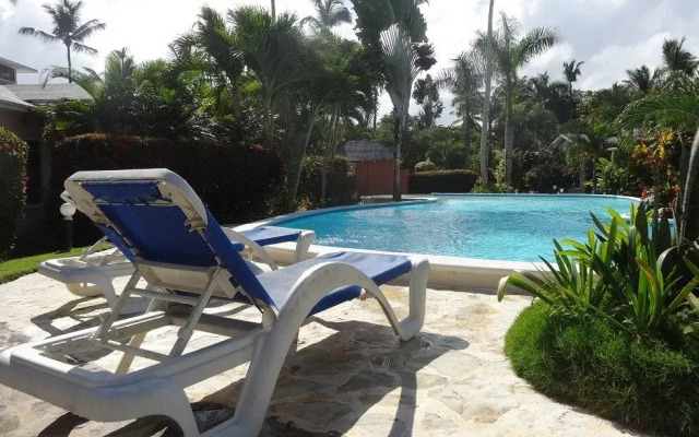 Caribbean Living Beach Club & Hostel