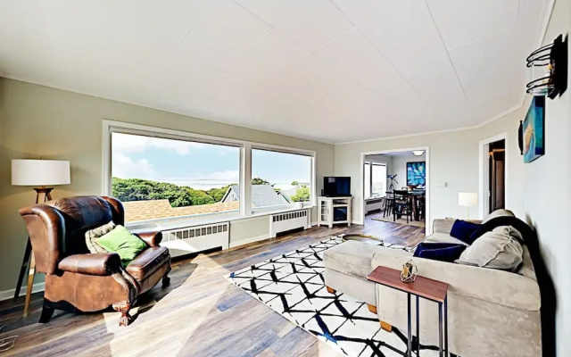 Ocean-View Beach - 6 Br Home