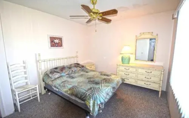 Fantasea 3W 3 Br condo by RedAwning