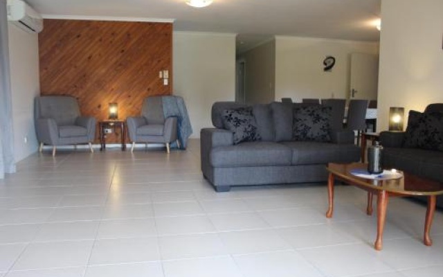 Lowset pet friendly home, with room for a boat, Palm Ave, Bongaree – Guest Rooms – Bongaree