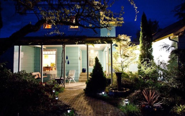 Blue Moon Cottage ~ Pet Friendly ~ 5 Blocks to OSF