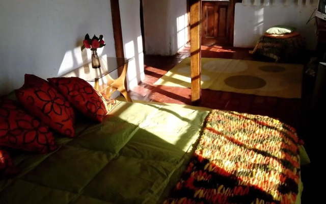 La Casa de Adobe Natural y Más