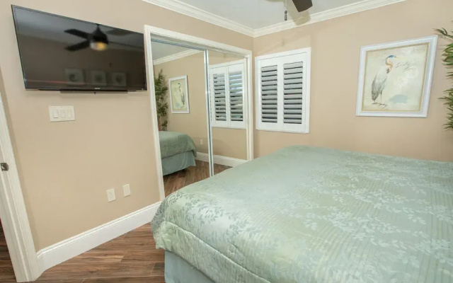 Inlet Reef 303 2 Bedroom Condo by RedAwning
