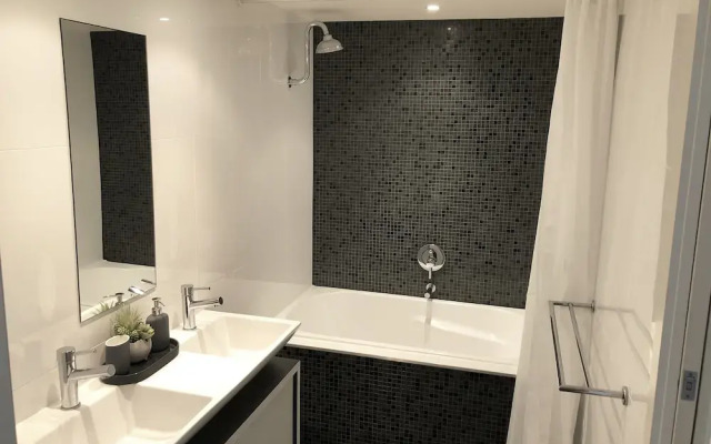 Sunshine Beach Luxe Apartment