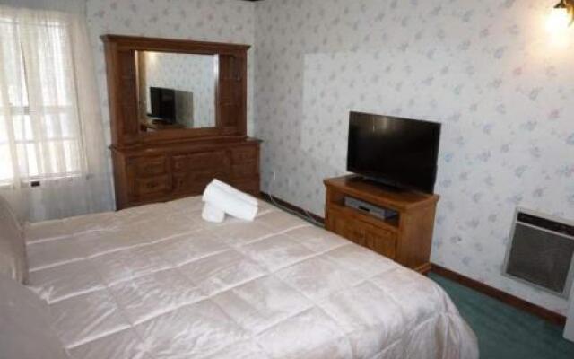 Retro 3 Bed 3 Bath Condo with Mountain View!