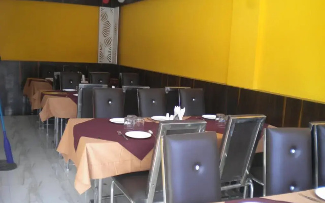 OYO 2403 Hotel Aamantran Avenue