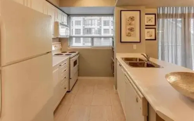 MiCasa Suites - Stylish Condo by Eaton Centre and Yorkville