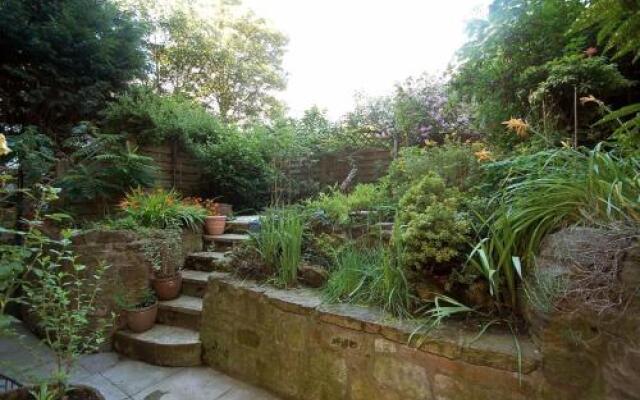 Hillside City Centre Garden Apartment