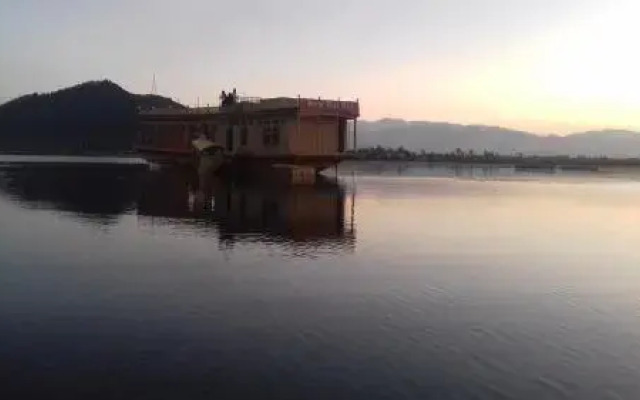 Houseboat Omars Ruby Yacht