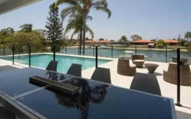 T E Peters Waterfront Holiday Home