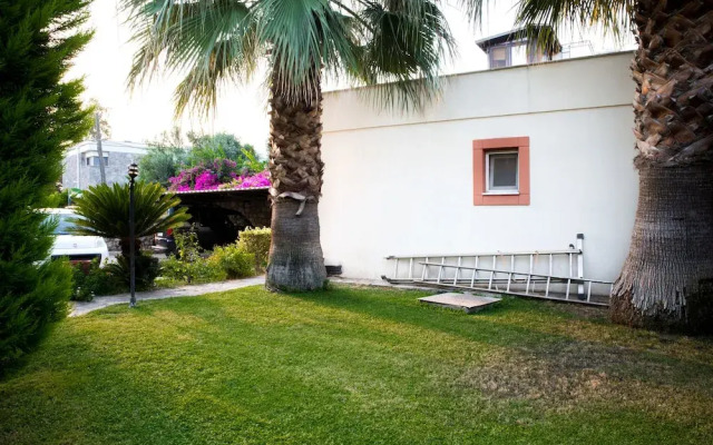 Important Group Villa Alaca