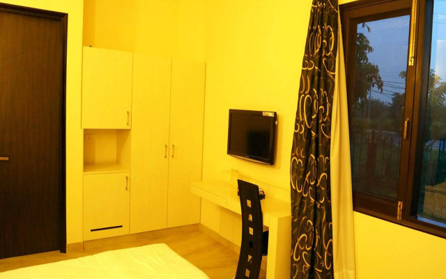 OYO Premium Golf Course Road