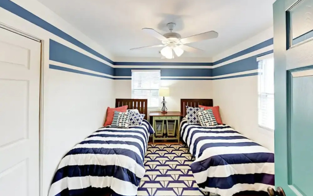 Lakefront Haven - 3 Br Home
