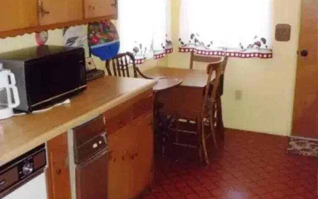 Near Lake Plus View 2 Bedroom Home by RedAwning