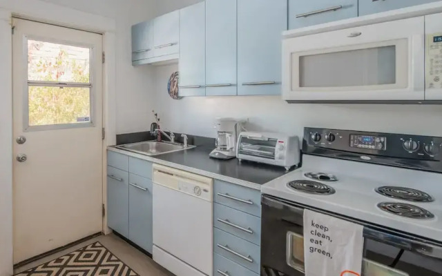 Quaint 2BR Near Downtown by WanderJaunt
