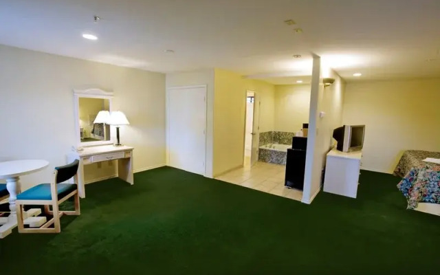 Riviera Inn & Suites