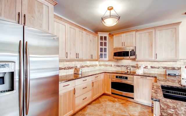 Mountaineer #M-1 - Ski-In/Ski-Out - Private Outdoor Hot Tub