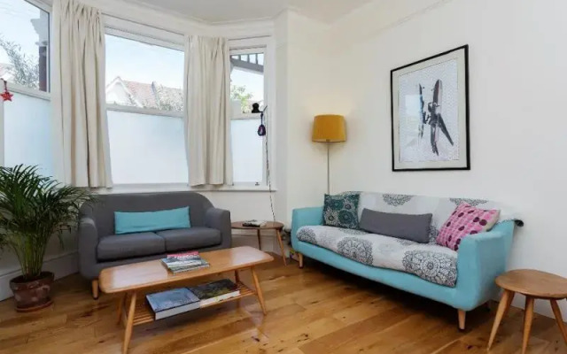 Veeve  4 Bed Home On Larden Road In Ealing
