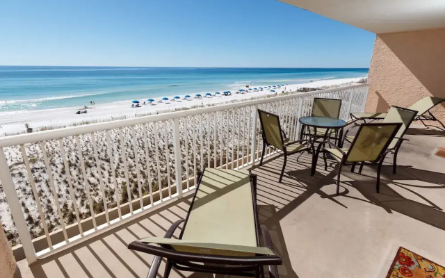 Islander 4001 by RedAwning