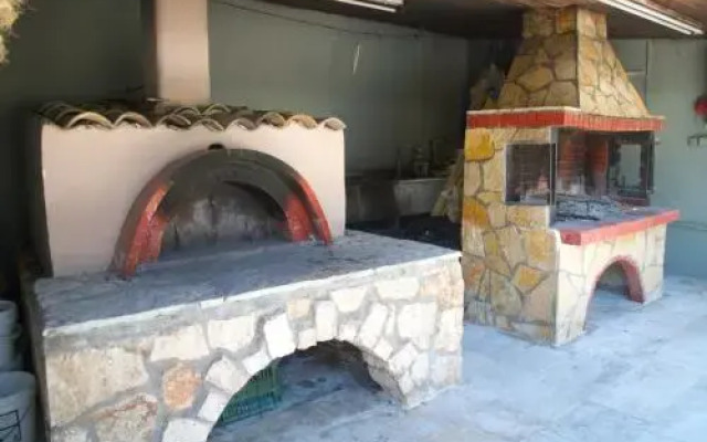 Nikos Studios and Apartments