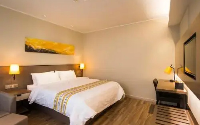 Home Inn Plus Shanghai Pudong Airport Chuangsha Metro Station