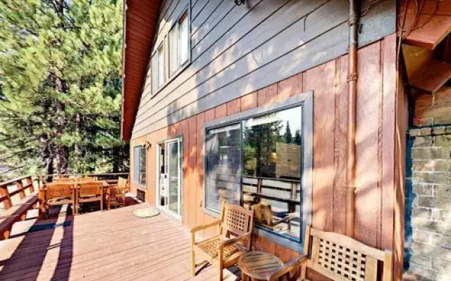 Spacious Truckee Cabin for 12 by RedAwning